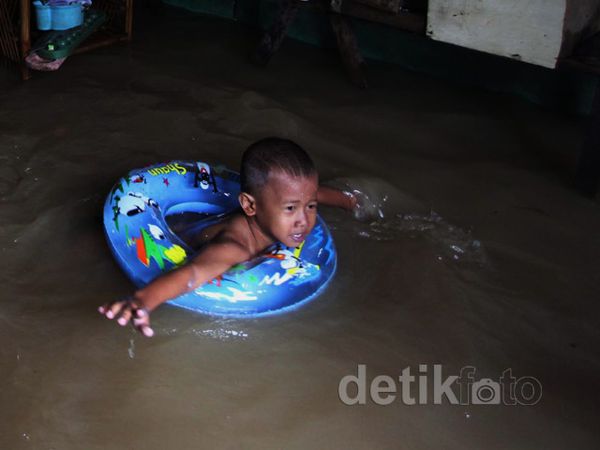 Ruang Tamu Jadi Kolam Renang