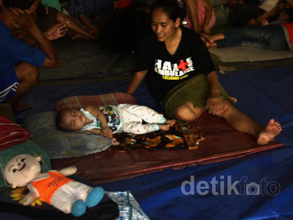 Korban Banjir Mengungsi di Gudang