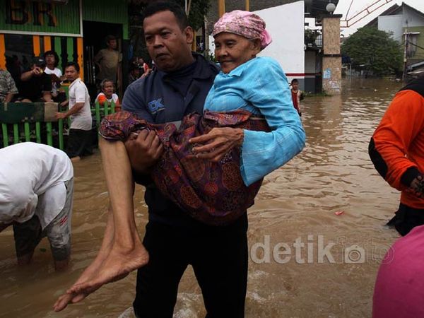 Nenek-nenek Hingga Ibu Hamil Dievakuasi