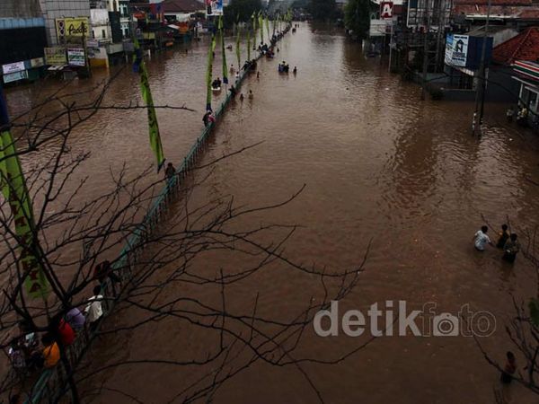 Jalan KH Abdullah Syafei Bak Lautan
