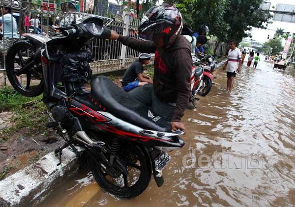 Jalan Panjang Banjir, Ratusan Kendaraan Mogok