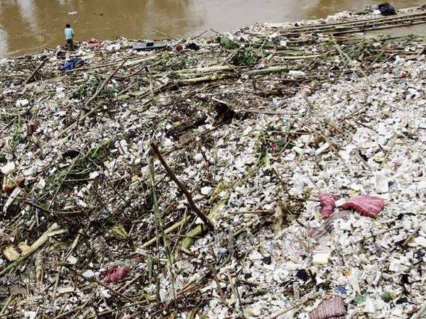Sampah Menggunung di Jembatan Kalibata