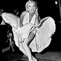 5 Penyanyi Cantik Ini Pamer Bokong di Panggung