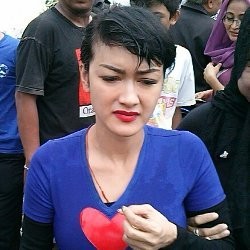 Julia Perez Kunjungi Korban Banjir