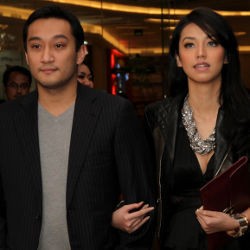 Gandeng Cowok Ganteng, Velove Vexia Senyum-senyum