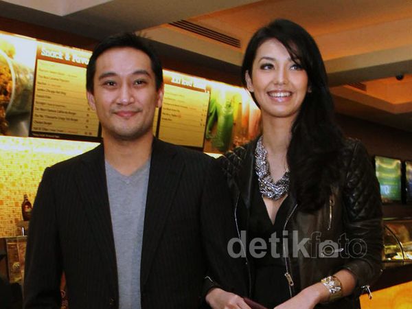 Ehm... Velove Vexia Gandeng Siapa, Tuh?