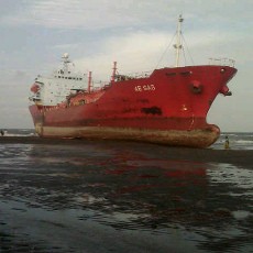 Menancap di Pasir Pantai, Evakuasi Tanker Pertamina Menunggu Laut Pasang