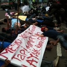 Aliansi Trotoar Menggugat Gelar Aksi Tidur di Jalan