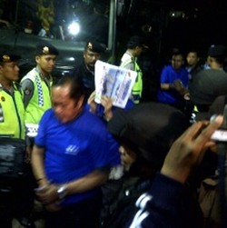 Napi Korupsi asal Jatim Tutupi Muka saat Tiba di Lapas Sukamiskin