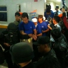 Tiba Pakai Kereta Eksekutif, Puluhan Napi asal Jatim Dicaci Warga