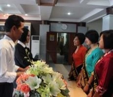 Polwan Penerima Tamu di Mapolda Jabar Wajib Berkebaya Sunda