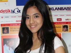 Una Putri Kapok Main HP Meski Jadi Penumpang