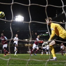 Setan Merah Waspadai Umpan Silang