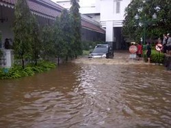  Air di Halaman Kantor Jokowi Mulai Disedot 