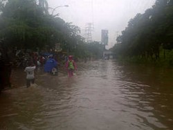  Terowongan Cawang-Halim Banjir Sepinggul Orang Dewasa, Lalin Lumpuh