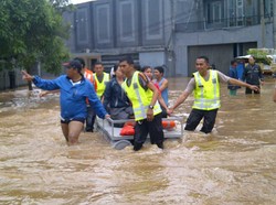 Banjir di MH Thamrin Masih Sepaha Orang Dewasa
