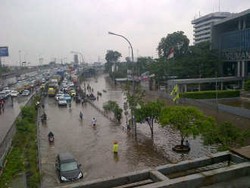Jalan di Depan Mal Citraland Banjir, Lalin Parkir Sejak Ukrida