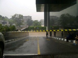 2 Cleaning Service dan Puluhan Mobil Terjebak Banjir Basement Plaza UOB