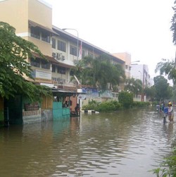 Jalanan di Jaktim Masih Tergenang Air, Polisi Imbau Warga Tak Keluar Rumah