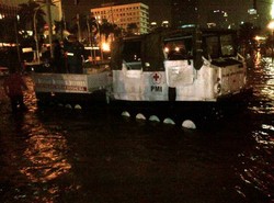 PMI Terjunkan Mobil Amfibi untuk Evakuasi di Thamrin
