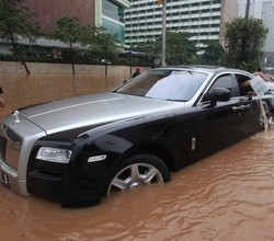 Mobil Super Mewah Rolls-Royce pun Berenang di Banjir Thamrin!