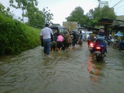 Banjir di Cimanggis, Ratusan Rumah Terendam dan 2 Mobil Terperosok