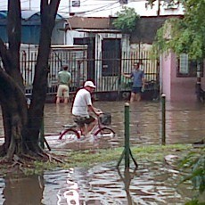 Banjir Tak Kunjung Surut, Sepeda Jadi Pilihan