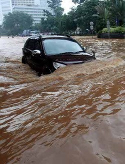 Lalu Lintas Macet, Makanan untuk Korban Banjir Terhambat