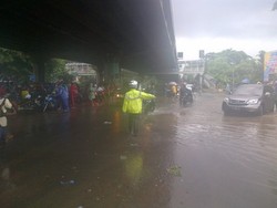 DI Panjaitan Cawang Banjir Sebetis, Lalin Kacau