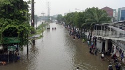 Sudah Seharian Banjir Jalan Daan Mogot Raya Belum Surut