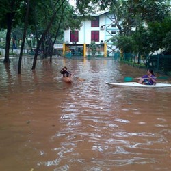 Kampus Atmajaya Banjir, Mahasiswa Pakai Kayak