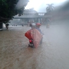 Banjir 50 Cm di Depan Kemendag, Pemotor Memilih Berhenti di Tepi Jalan