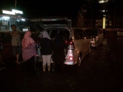 Asyik! Nikmati Kopi dan Ubi Gratis di Tengah Banjir Bundaran HI