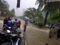 Banjir Tinggi, Kendaraan Kuningan ke Menteng Stagnan