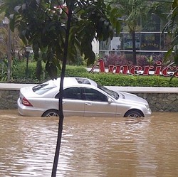 Mercy Silver Terendam Banjir di Jl Thamrin