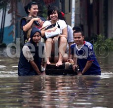 Banjir Jakarta, Ojek Gerobak Jadi Alat Transportasi Andalan
