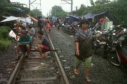 Korban Banjir Kedoya Utara Mengungsi di Rel Kereta Api