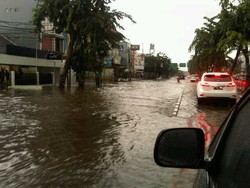 Jalan Pemuda Terendam, Air Perlahan Memasuki Rumah