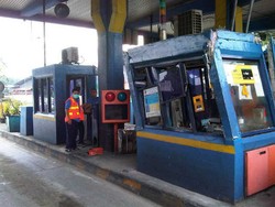 Brakk! Truk Tabrak Loket Tol Amplas Medan, Seorang Terluka