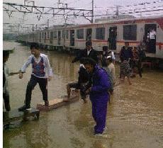 Kisah Evakuasi Penumpang KRL Serpong - Tn Abang Bertarif Rp 14 Ribu