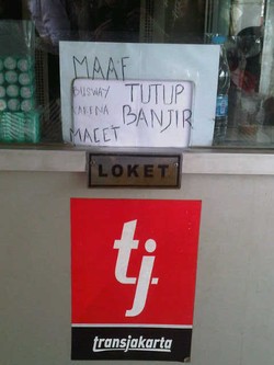 Daan Mogot Banjir, Kendaraan Roda Empat Berebut Lewat Tol