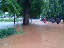 Banjir di Latuharhari Menteng Sepinggang Orang Dewasa