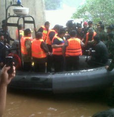 Naik Sea Rider, SBY Terjun ke Kali Ciliwung di Tengah Banjir
