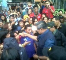 Tinjau Banjir, SBY Blusukan di Kolong Jembatan Kalibata