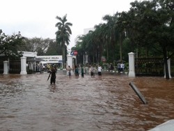 Banjir di Istana, Pintu Masuk Setneg Tergenang Selutut