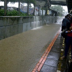 Stasiun KA Tanah Abang Masih Tergenang