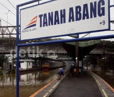 Hingga Malam Ini, Stasiun KRL Sudirman dan Tanah Abang Masih Lumpuh