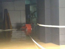 2 Karyawan Terjebak di Basement Plaza UOB Ditemukan, Tandu Disiapkan