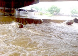 Arus Air dari Tanggul Latuharhari yang Jebol Masih Deras