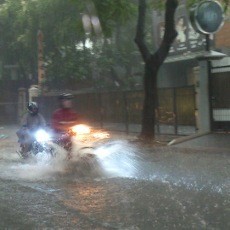 Banjir Setinggi 40 Cm Kepung Tebet, Akses Lalu Lintas Lumpuh